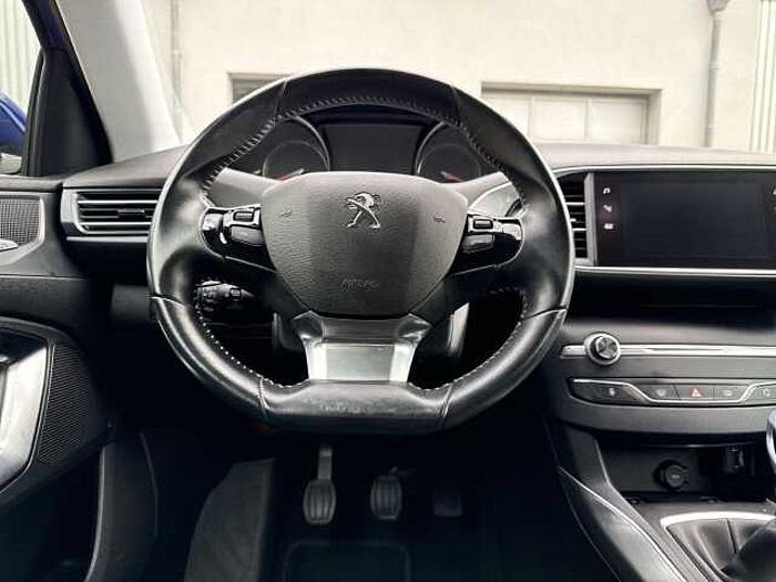 Peugeot 308 1.2 Allure *LED SCHEINWERFER!*