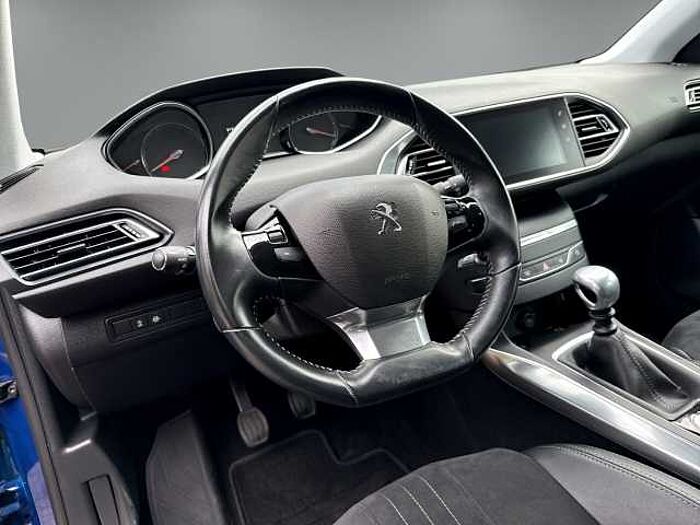 Peugeot 308 1.2 Allure *LED SCHEINWERFER!*