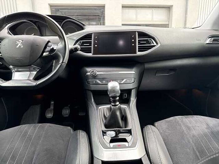 Peugeot 308 1.2 Allure *LED SCHEINWERFER!*