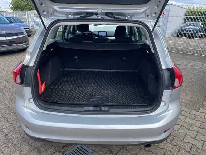 Ford Focus Turnier Cool&Connect AHK Winterräder Navi LED SHZ LenkradHZG