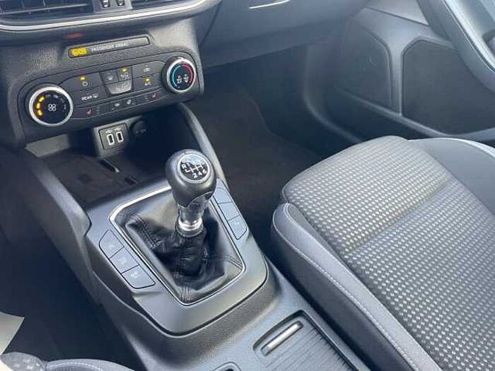 Ford Focus Turnier Cool&Connect AHK Winterräder Navi LED SHZ LenkradHZG
